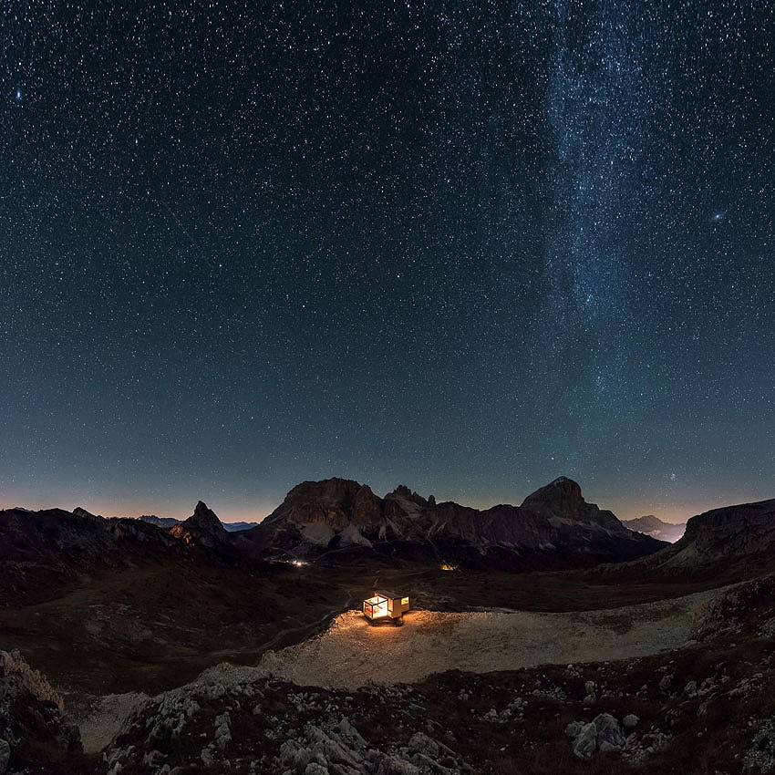 notte stellata camera panoramica starlight room dolomiti falzarego. Dormire sotto le stelle al Passo Falzarego nella Starlight Room. Lavorare nella Business Room a 2400mt. Scopri l'esperienze a Cortina.
