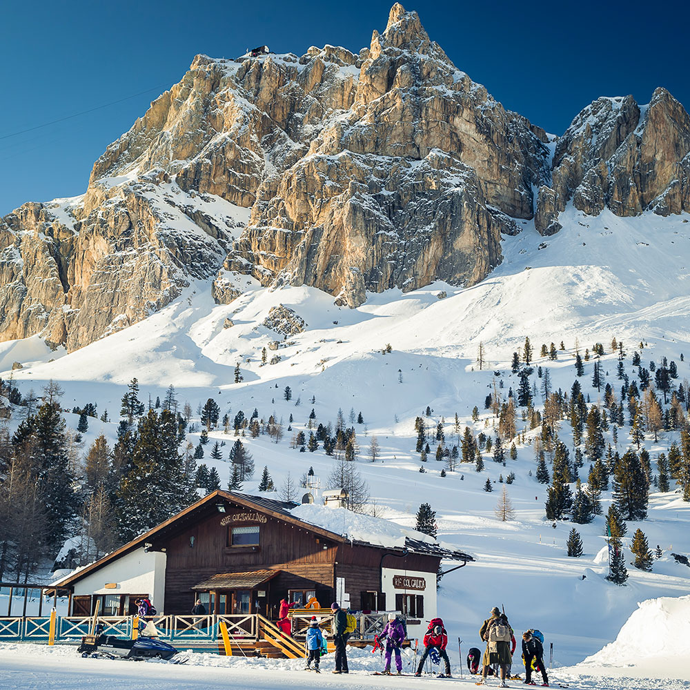 Rifugio Col Gallina al Passo Falzarego di fronte alle piste da sci Col Gallina